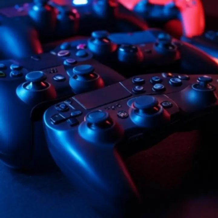 Nowoczesne kontrolery do gier na ciemnym, neonowym tle