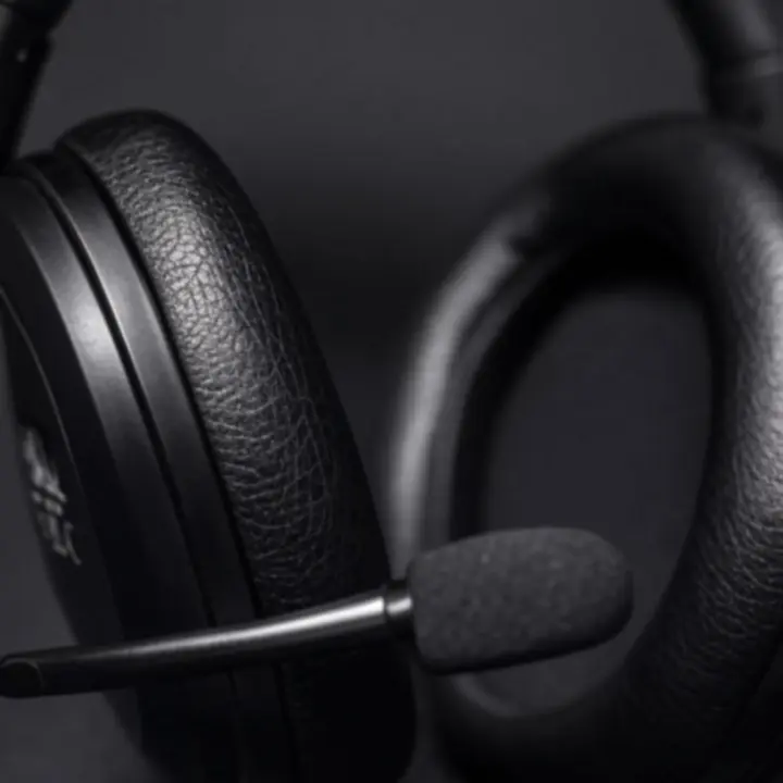 Zbliżenie na gamingowe słuchawki z podświetleniem RGB i mikrofonem